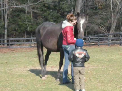 << Megan Adams & her 4-year-old son, Alex - reunited with her horse, Burmaís Lady. 