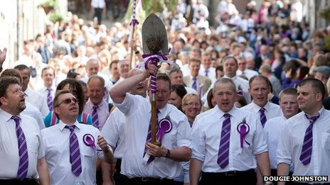 The spade is another emblem of the common riding and is used for cutting sods at different points on the town boundaries